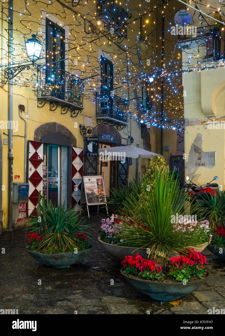 L'étonnant "Luci d'Artista" (artiste) pendant la période de Noël à Salerne, Campanie, Italie. Banque D'Images