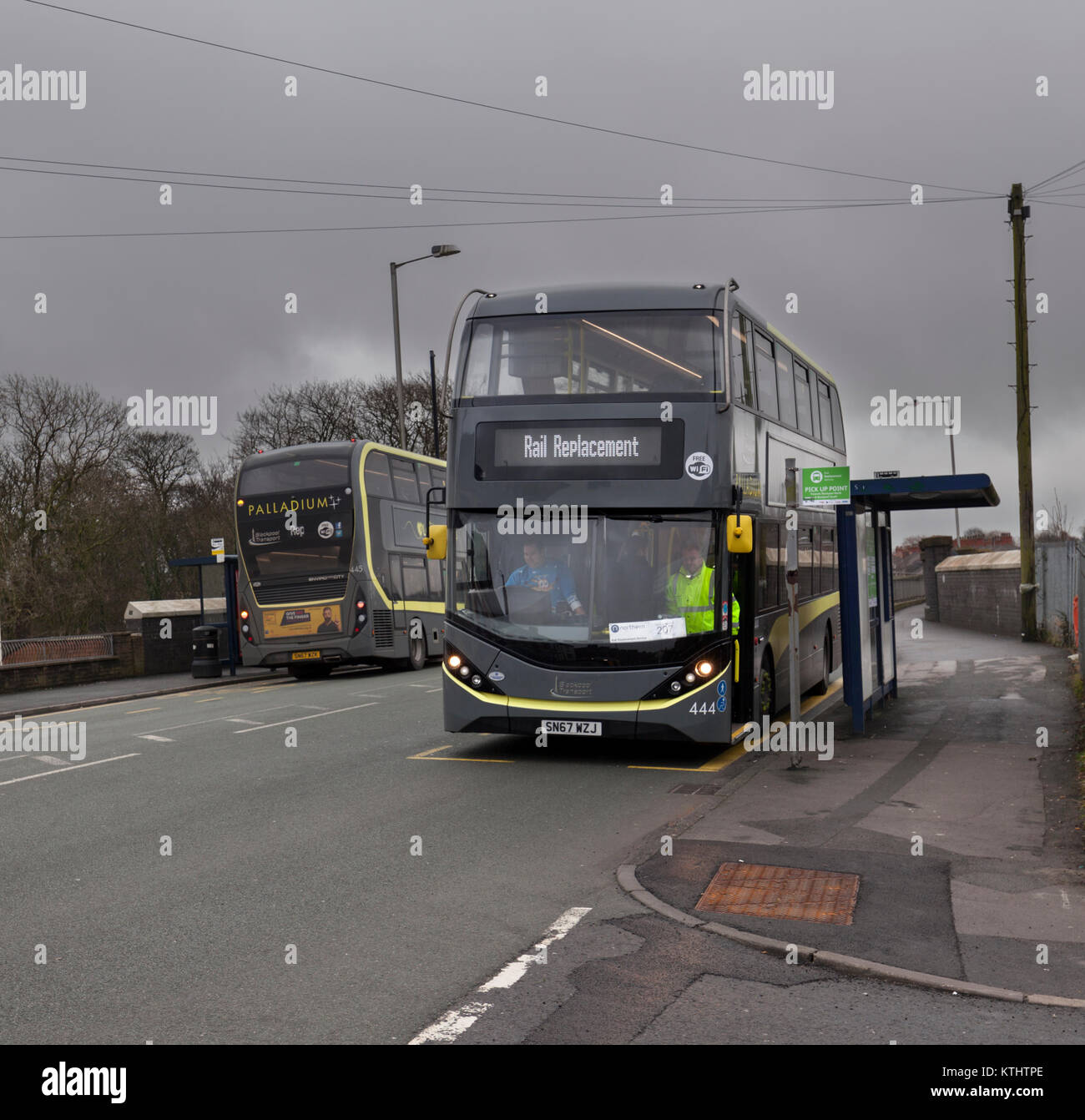 24/12/2017 1110 Kirkham & Wesham replacemt Rail bus que la ligne à Blackpool North est fermé pour travaux d'électrification au cours d'un blocus de 4 mois Banque D'Images