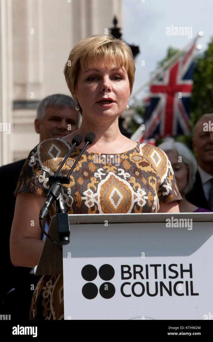 Elena Gagarina, fille du cosmonaute. Une statue de Youri Gagarine, le premier homme dans l'espace, a été dévoilé aujourd'hui à l'extérieur du British Council's London AC dans le Mall pour marquer le 50e anniversaire du premier vol spatial habité. Aujourd'hui, 14 juillet 2011, il est exactement 50 ans jour pour jour que Gagarine a rencontré la reine dans le cadre de sa visite au Royaume-Uni en 1961. Le dévoilement de la statue a été réalisée par le cosmonaute Elena Gagarina, fille du directeur de la maintenant des musées du Kremlin de Moscou et SAR le Prince Michael de Kent. Banque D'Images
