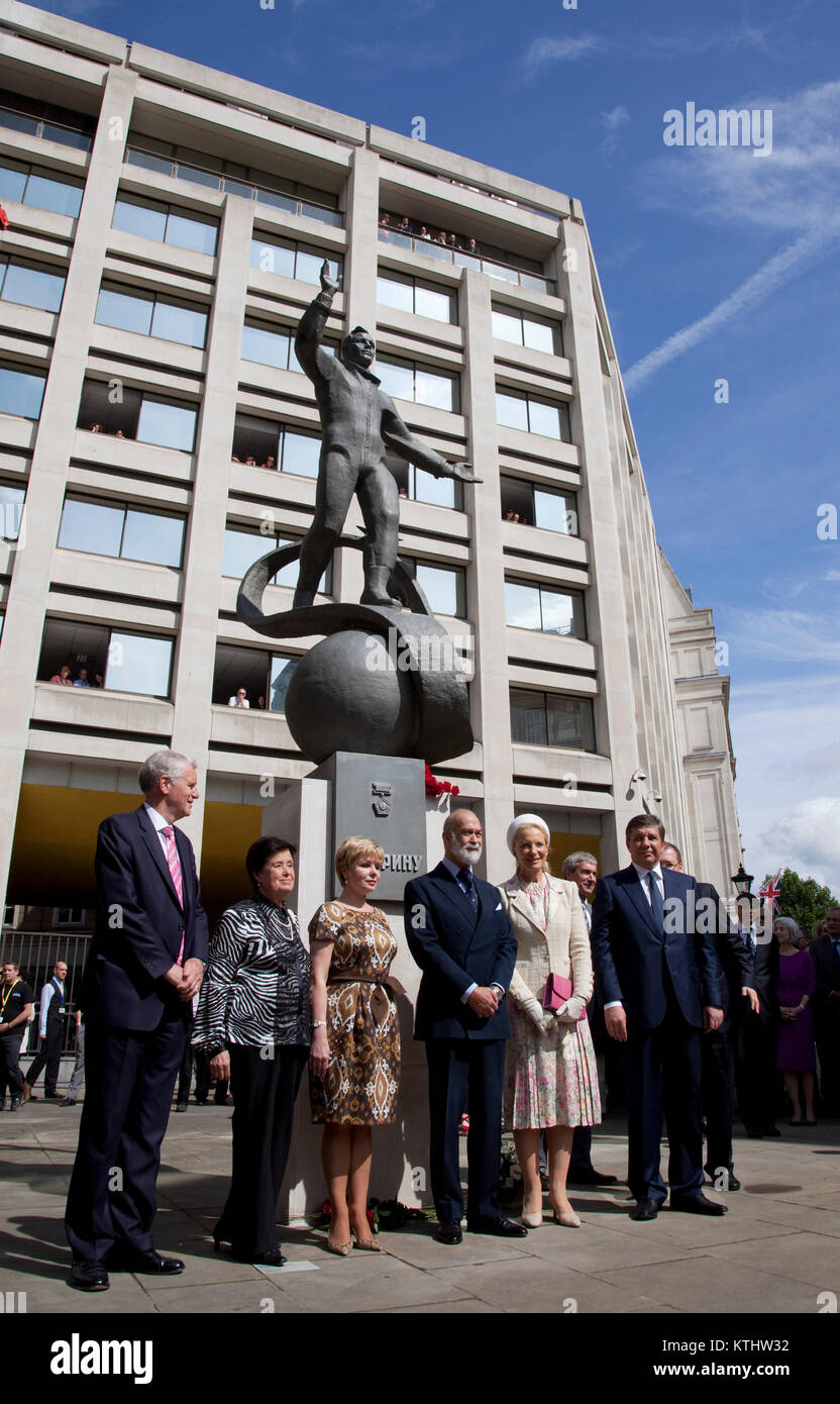 Une statue de Youri Gagarine, le premier homme dans l'espace, a été dévoilé aujourd'hui à l'extérieur du British Council's London AC dans le Mall pour marquer le 50e anniversaire du premier vol spatial habité. Aujourd'hui, 14 juillet 2011, il est exactement 50 ans jour pour jour que Gagarine a rencontré la reine dans le cadre de sa visite au Royaume-Uni en 1961. Le dévoilement de la statue a été réalisée par le cosmonaute Elena Gagarina, fille du directeur de la maintenant des musées du Kremlin de Moscou et SAR le Prince Michael de Kent. La statue sera installée dans le centre commercial pour une période de 12 mois. Banque D'Images