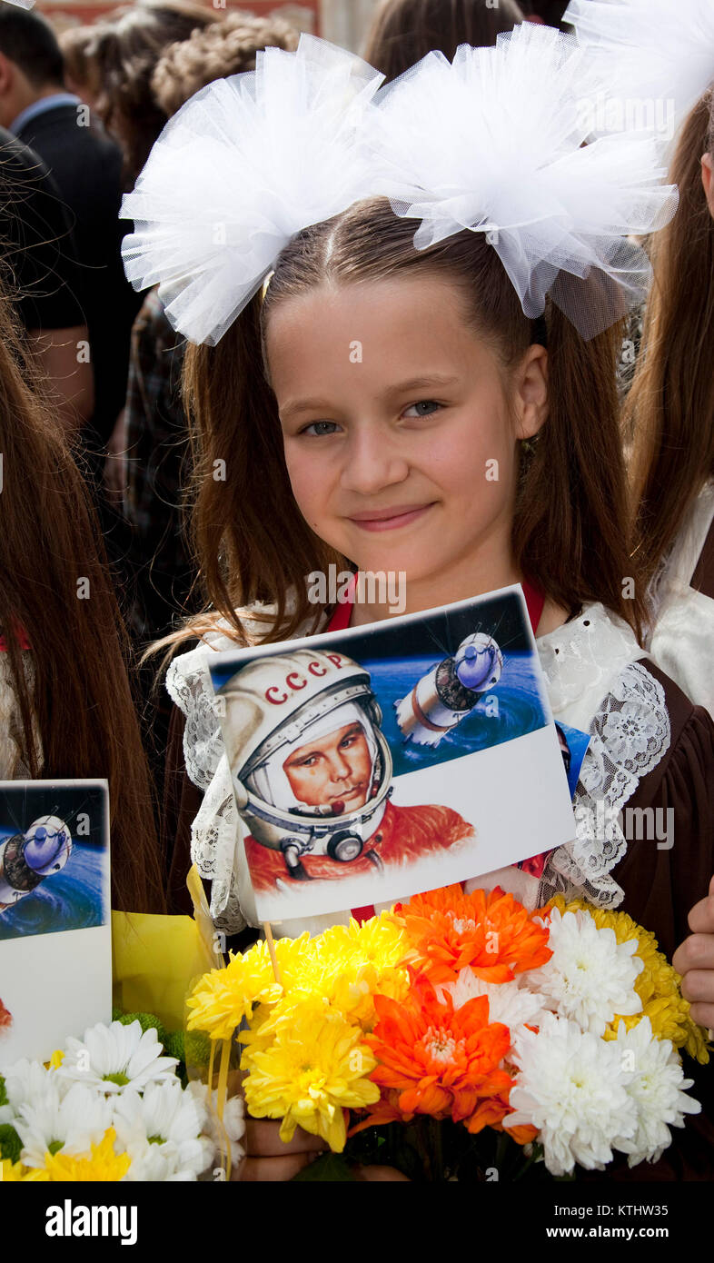 École Russe fille Linda, 10, à partir de l'École de Théâtre Internationale russe. Une statue de Youri Gagarine, le premier homme dans l'espace, a été dévoilé aujourd'hui à l'extérieur du British Council's London AC dans le Mall pour marquer le 50e anniversaire du premier vol spatial habité. Aujourd'hui, 14 juillet 2011, il est exactement 50 ans jour pour jour que Gagarine a rencontré la reine dans le cadre de sa visite au Royaume-Uni en 1961. Le dévoilement de la statue a été réalisée par le cosmonaute Elena Gagarina, fille du directeur de la maintenant des musées du Kremlin de Moscou. Banque D'Images