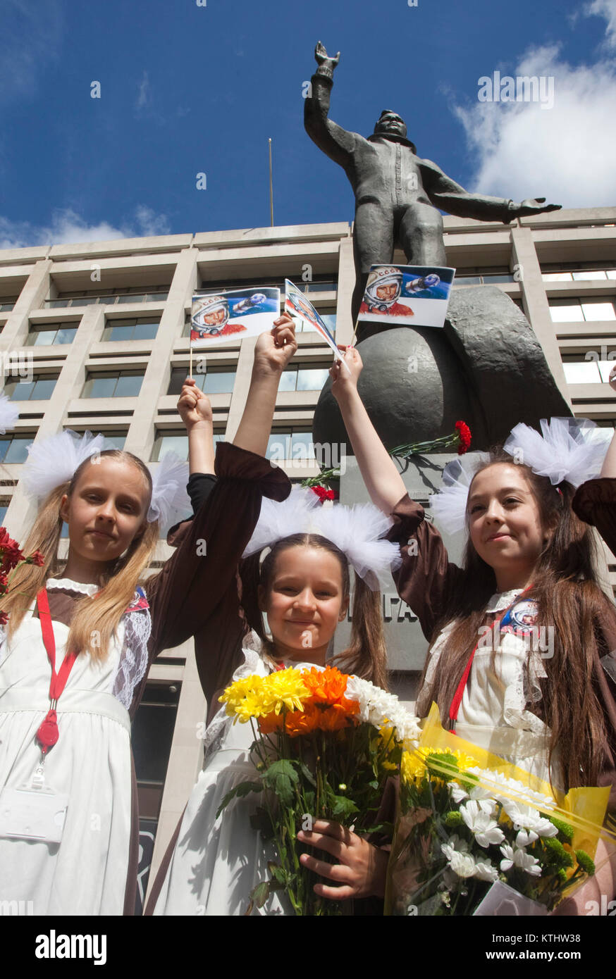 Les écolières de l'École Internationale de Théâtre russe. Une statue de Youri Gagarine, le premier homme dans l'espace, a été dévoilé aujourd'hui à l'extérieur du British Council's London AC dans le Mall pour marquer le 50e anniversaire du premier vol spatial habité. Aujourd'hui, 14 juillet 2011, il est exactement 50 ans jour pour jour que Gagarine a rencontré la reine dans le cadre de sa visite au Royaume-Uni en 1961. Le dévoilement de la statue a été réalisée par le cosmonaute Elena la fille Gagarina, maintenant directeur du Kremlin à Moscou Musées Banque D'Images