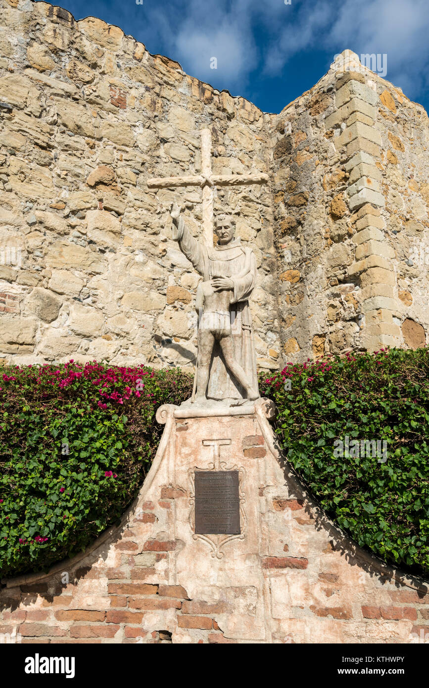 Statue de Junipero Serra en mission San Juan Capistrano Banque D'Images