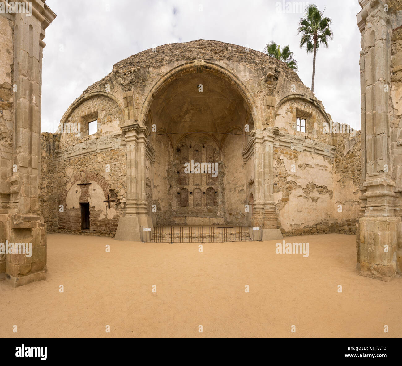 Ruines de la vieille église en mission San Juan Capistrano Banque D'Images