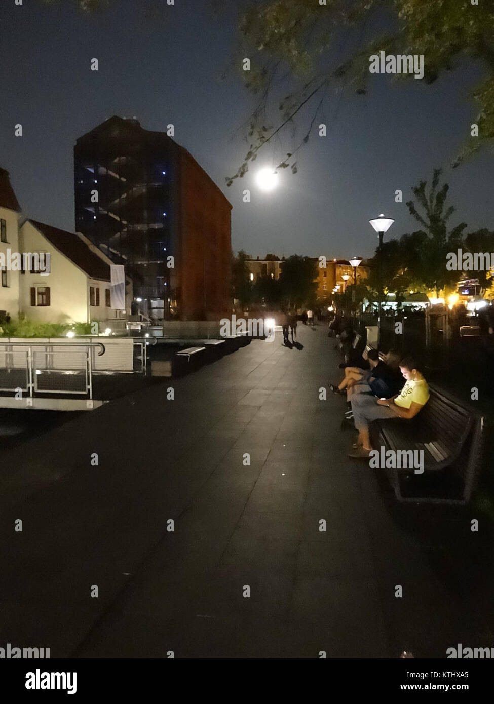 Une photographie nocturne prise à Miedzywodzie, en Pologne, le 8 juillet 2013, capturant l'atmosphère sereine de la ville et de ses environs. Banque D'Images