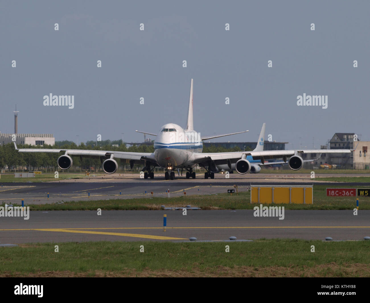 Boeing 747 4FTF (B 2476) est un modèle d'avion cargo utilisé par Air China. Cette image précise capture l'avion en opération, soulignant son rôle dans le fret aérien et la logistique. Banque D'Images