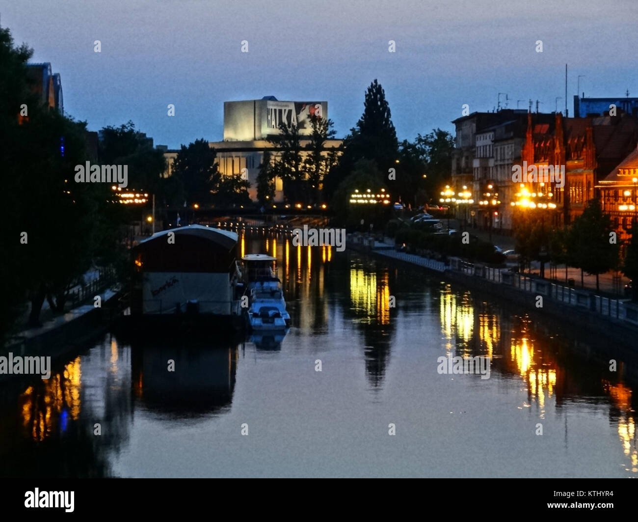 Vue nocturne du remblai de la rivière Brda à Bydgoszcz, Pologne, prise le 2 juillet 2013. Banque D'Images