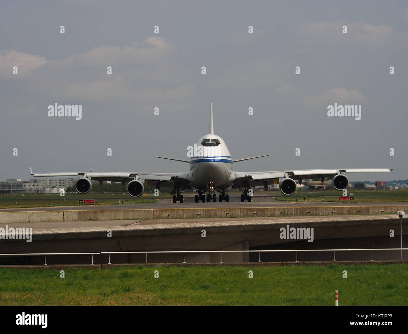 Le Boeing 747-4J6 (BCF) d'Air China Cargo est vu rouler au sol dans un aéroport en juillet 2013, un moment clé pour les opérations de fret aérien dans le transport international. Banque D'Images