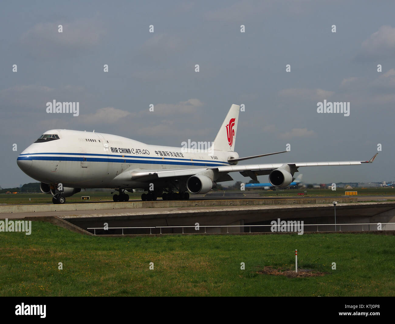 Cette image montre un Boeing 747 4J6 d'Air China Cargo (BCF), immatriculé B 2460, circulant dans un aéroport le 14 juillet 2013. L'avion est un cargo converti. Banque D'Images