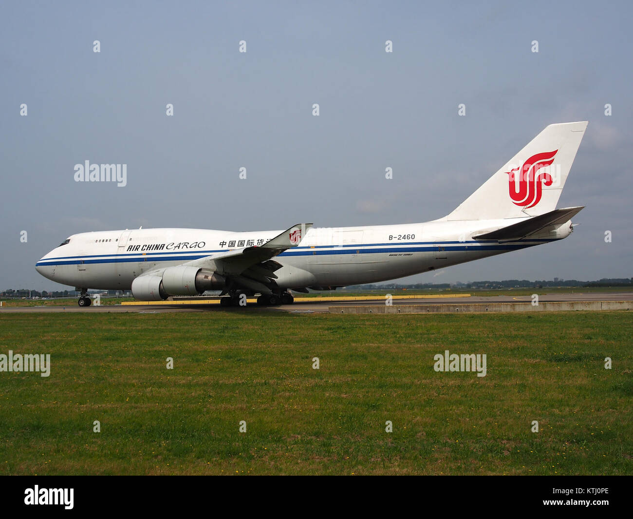 Cette image capture un Boeing 747 4J6 (BCF) d'Air China Cargo circulant dans un aéroport en juillet 2013, présentant la conception et les opérations de l'avion dans l'industrie du transport de marchandises. Banque D'Images