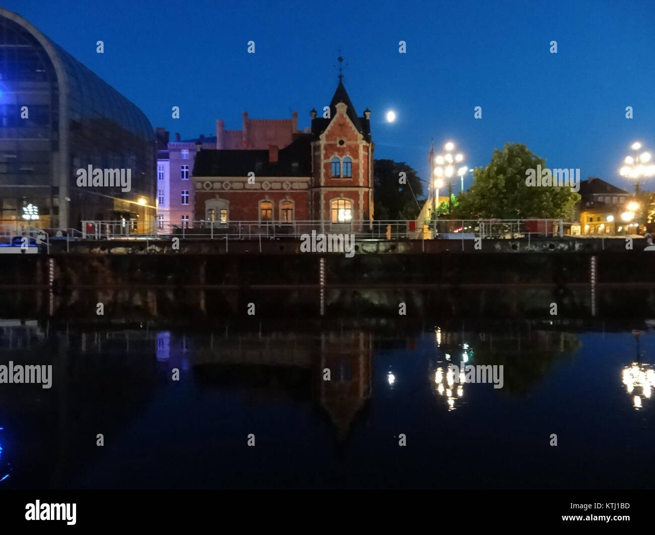 Cette image capture le bâtiment du Lloyd Palace la nuit, prise le 4 juillet 2013. La photographie met en valeur la beauté architecturale et l'éclairage du bâtiment dans un cadre nocturne. Banque D'Images