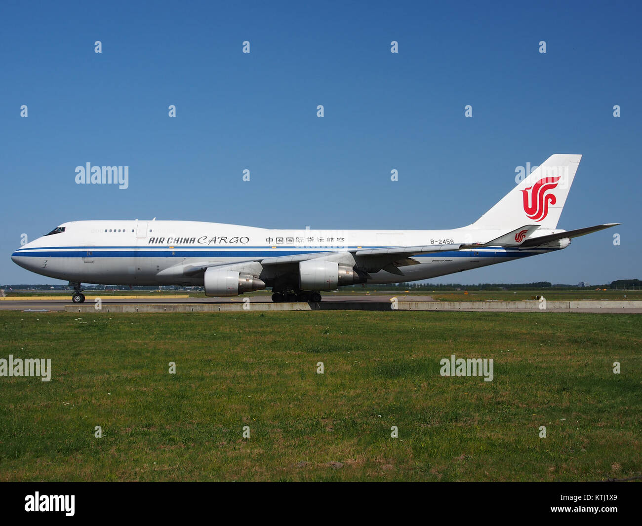 Cette image montre un Boeing 747-400 d'Air China Cargo, en particulier le modèle B747-4J6(BCF), circulant dans un aéroport en juillet 2013, mettant en évidence la taille et la capacité de fret du aircraftâ€™. Banque D'Images