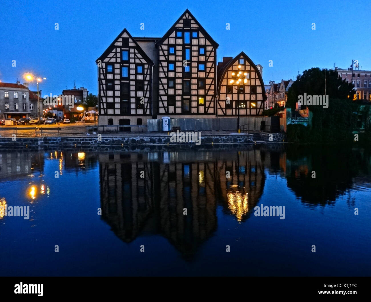 Cette image représente l'usine de traitement des déchets de BDG Spichrze la nuit, capturée à Bydgoszcz, en Pologne. L’installation est cruciale pour la gestion des déchets et la durabilité environnementale, en mettant l’accent sur la conversion des déchets en énergie. Banque D'Images