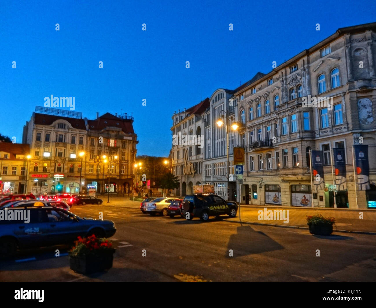 BDG pl Teatralny cno 10 07 2013 fait référence à un événement à Bydgoszcz, en Pologne, sur la place du Théâtre, mettant en vedette un événement culturel dans la nuit du 10 juillet 2013, probablement avec une performance ou une exposition. Banque D'Images