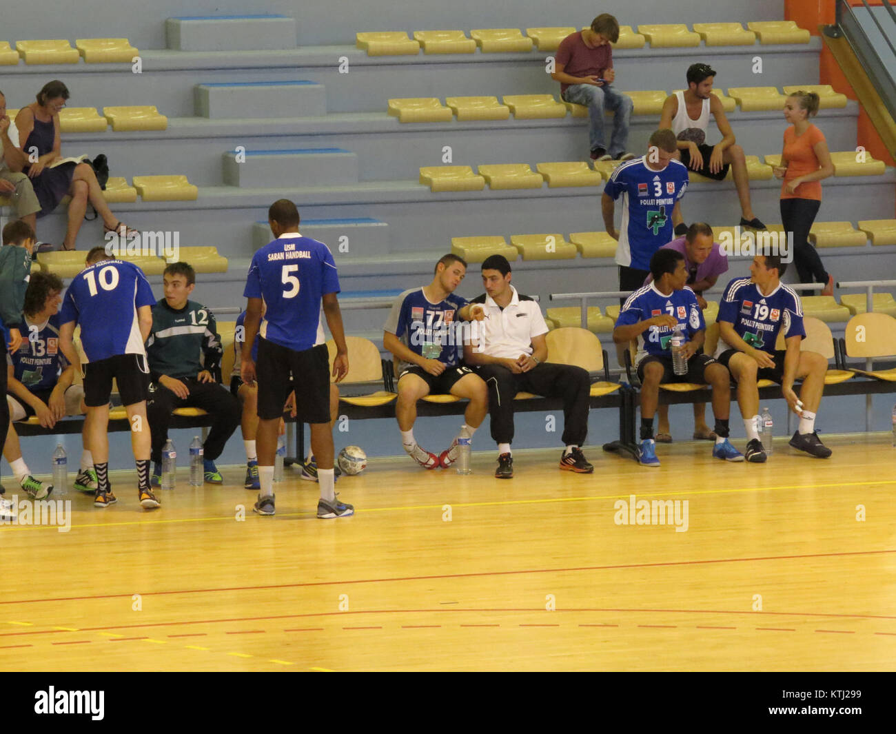 Banc Saran Mi temps 2 désigne probablement un lieu, un événement ou une entreprise. L'expression peut désigner un événement spécifique ou un lieu d'intérêt lié à l'institution ou au concept du Banc Saran. Banque D'Images