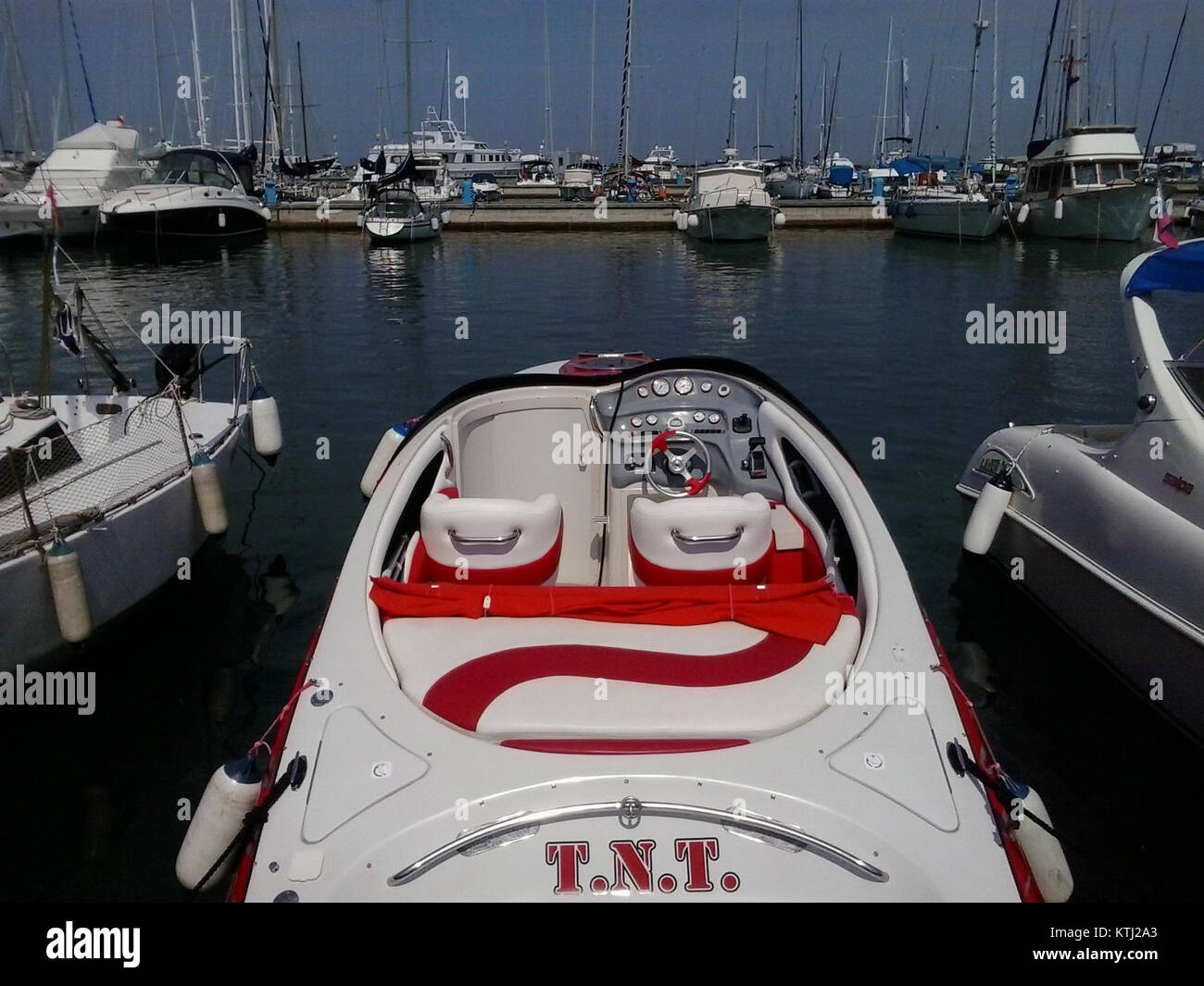 L'image représente une plage pittoresque, étiquetée Beach 143245. Il met en évidence la beauté naturelle de l'environnement côtier, capturant les éléments du sable, de l'eau et du ciel dans une scène côtière tranquille. Banque D'Images