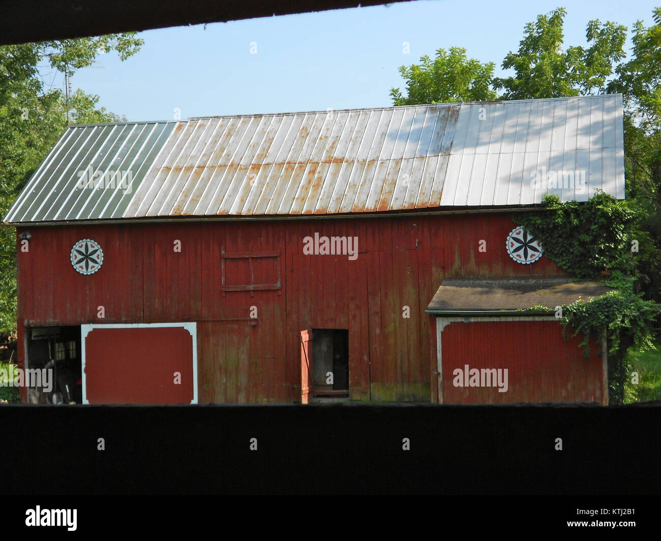 Photographie d'une grange dans le comté de Berks, en Pennsylvanie, vue depuis le pont Dreibelbis Station, mettant en valeur l'architecture rurale et les terres agricoles. Banque D'Images