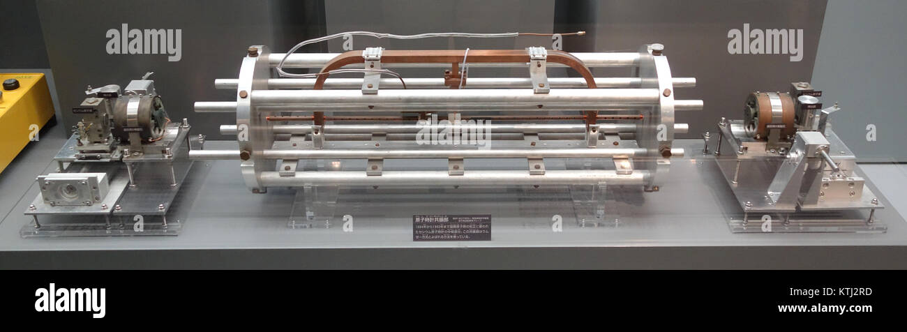 Une photographie du résonateur d'horloge atomique à base de césium CRL CS1, un étalon de fréquence précis développé entre 1975 et 1993, exposée au Musée national de la nature et des Sciences de Tokyo. Banque D'Images