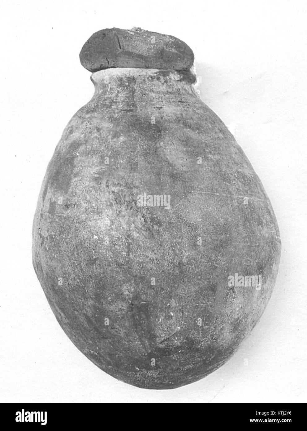 Un pot à bière avec bouchon de boue, un objet fonctionnel et décoratif, remplacé dans la collection le 20 mars 1956. Banque D'Images