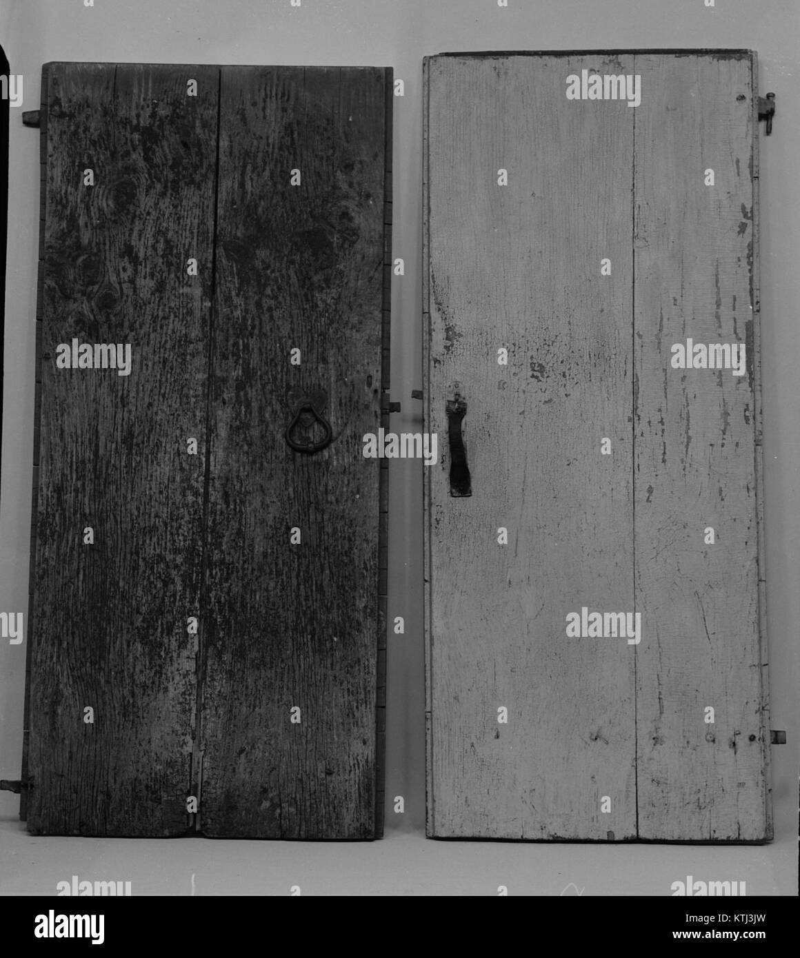 Cette porte à battes, qui fait partie de la Williams House près de Preston, Connecticut, est un exemple d'éléments architecturaux de l'époque coloniale, logés dans la collection MET. Banque D'Images