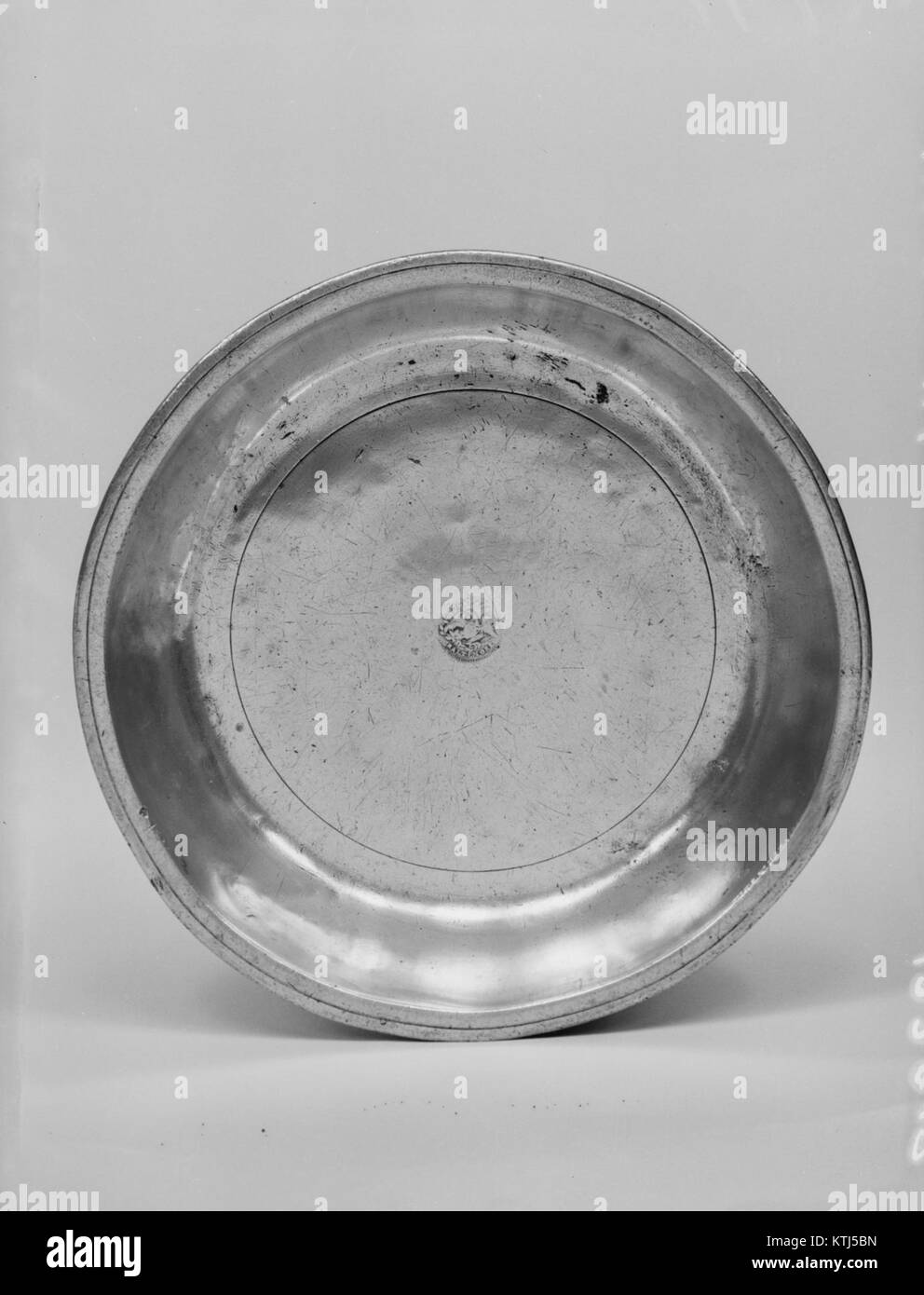 Un bassin historique de la collection MET, mettant en valeur le design unique et l'artisanat de l'époque, fabriqué à partir de matériaux fins et représentant une époque importante dans les arts décoratifs Banque D'Images