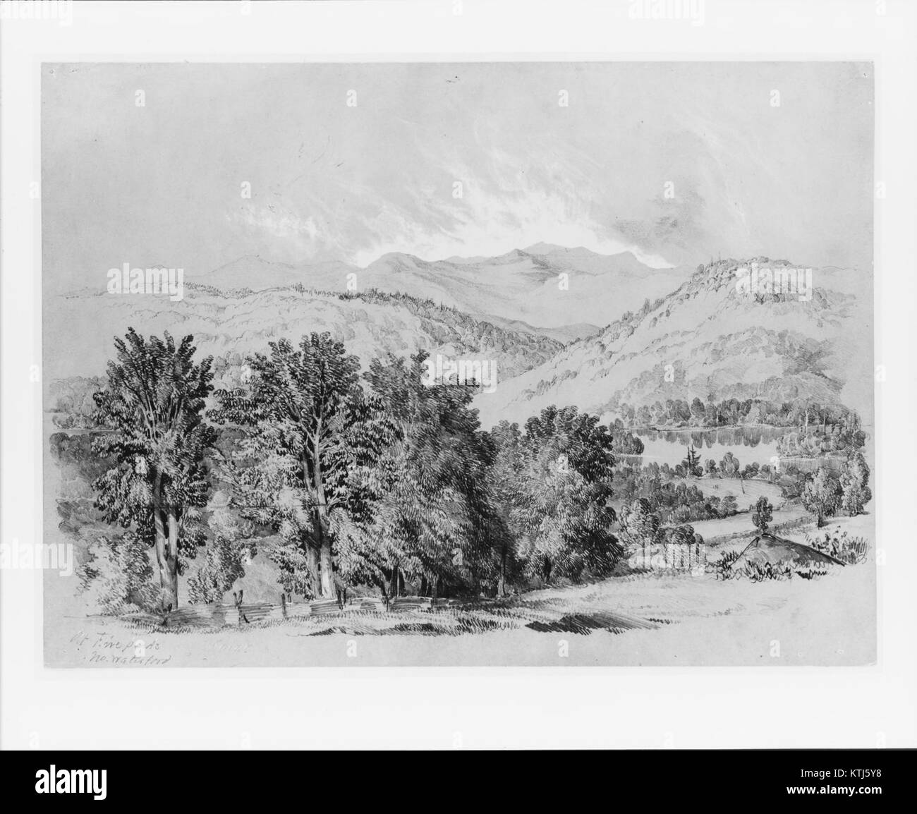 Cette image capture une vue panoramique de cinq étangs à North Waterford, Maine. Connu pour sa beauté naturelle, cet endroit est un endroit populaire pour les activités de plein air et les loisirs dans l'état. Banque D'Images