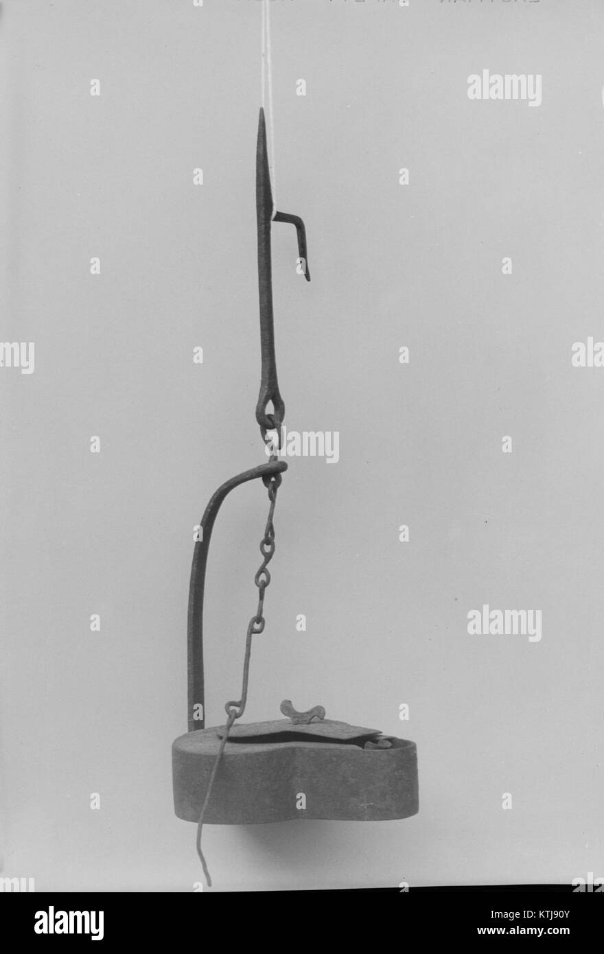 La lampe Betty est un premier appareil d'éclairage américain, qui fait partie de la collection du Metropolitan Museum of Art. Il représente la vie domestique et l'artisanat du XVIIIe siècle dans l'Amérique coloniale. Banque D'Images