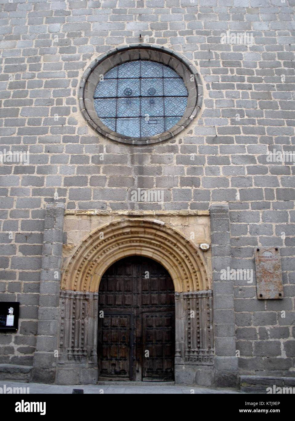 L'église de San Juan Bautista à Ã vila, Espagne, est une structure romane datant du XIe ou XIIe siècle, modifiée plus tard au XVIe siècle avec des éléments gothiques et herrériens. Il abrite les fonts baptismaux où Sainte Thérèse de Jésus a été baptisée en 1515. Déclaré monument national en 1983, il comprend une nef unique avec chapelles latérales, une tour de style MudÃ©jar et des chapelles à chevet et transept de style Renaissance-Herreresque. Banque D'Images