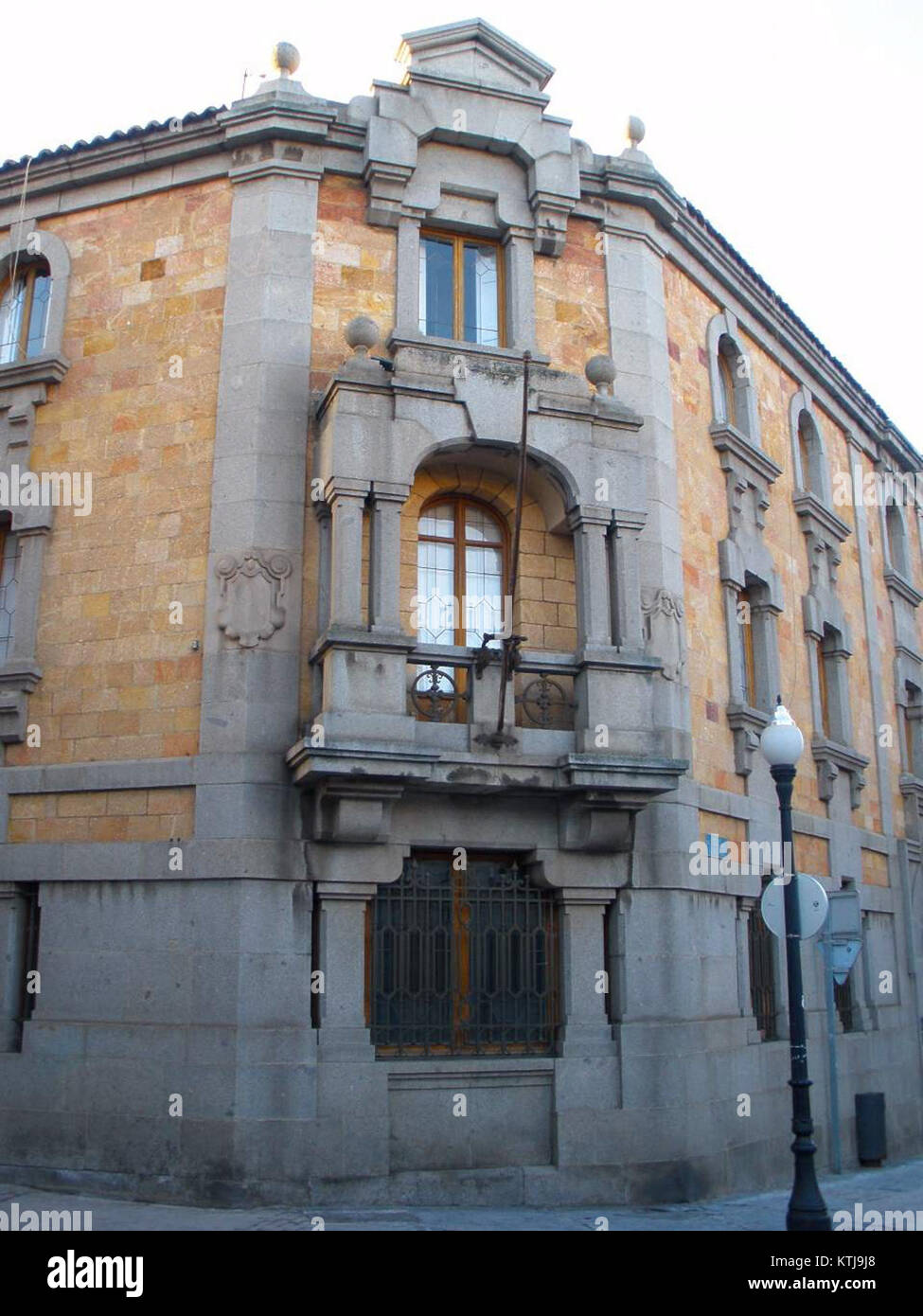 Avila, en Espagne, est une ville historique connue pour ses murs médiévaux bien conservés et son architecture. L'image met probablement en valeur son horizon emblématique, y compris les célèbres murs et tours qui ont existé pendant des siècles. Banque D'Images