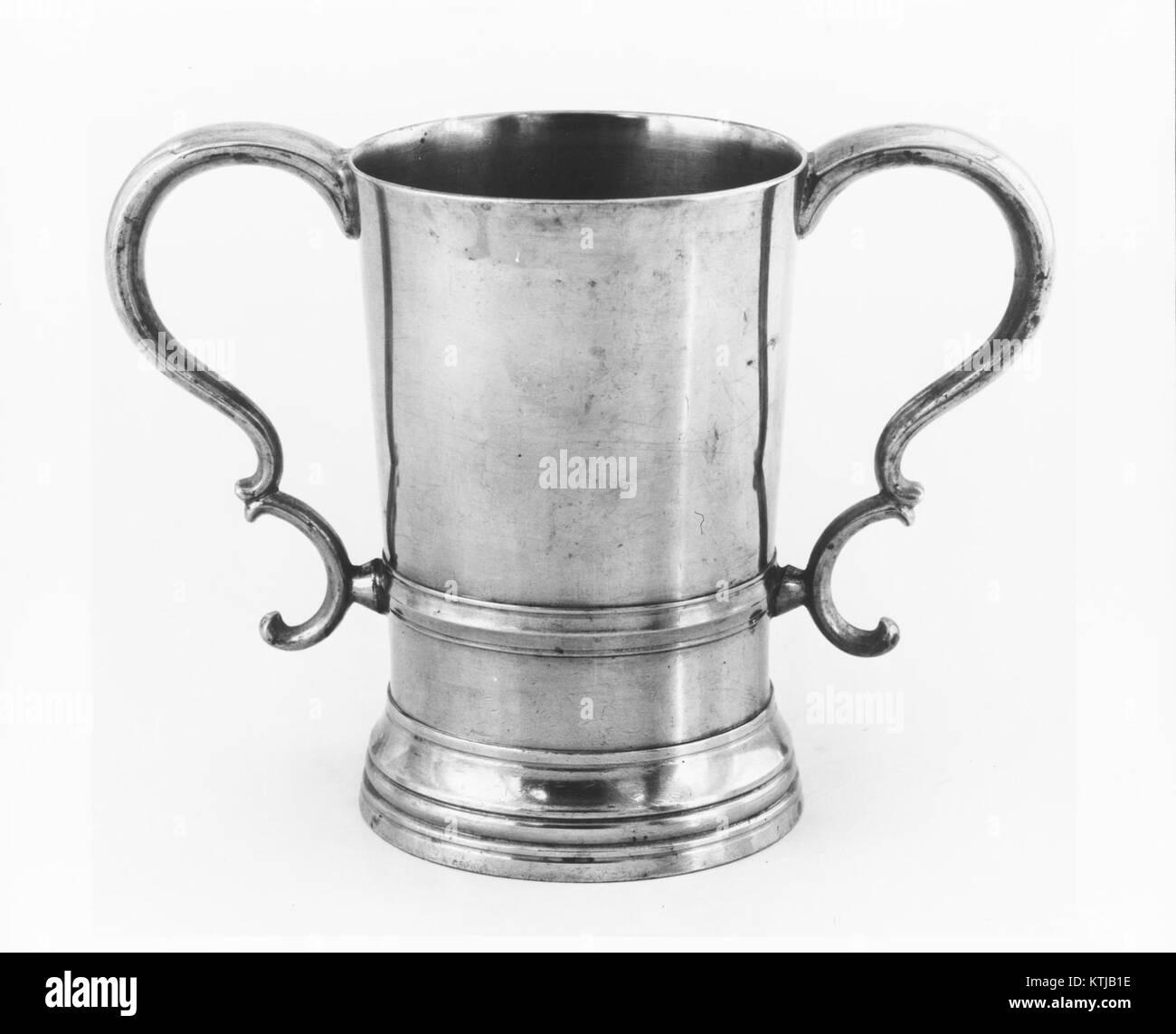 Ce bécher en étain, réalisé par Timothy Boardman (1798-1825), date de 1822 à 1825. Mesurant 5,5 pouces (14 cm) de haut, il présente un design simple et élégant typique de l'artisanat américain du début du XIXe siècle. Boardman, actif dans le Connecticut, est connu pour sa métallurgie fonctionnelle mais raffinée. Le bécher fait partie de la collection du Metropolitan Museum of Art, donnée par Joseph France en 1943. Banque D'Images