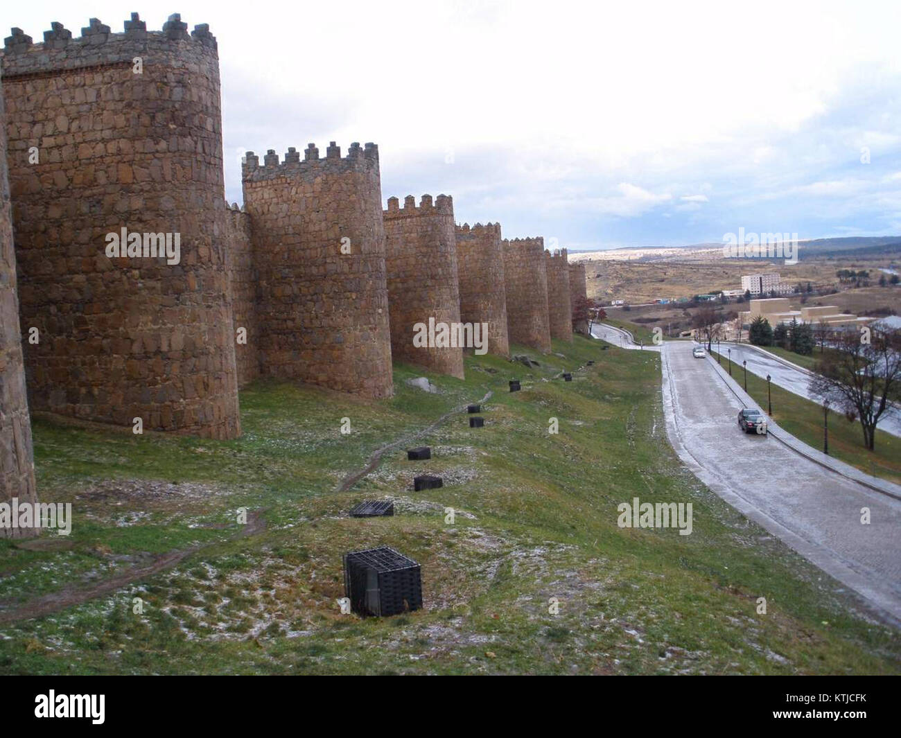 Les Murallas de Ã vila, situées en Espagne, sont des remparts médiévaux qui entourent la vieille ville. Le Paseo de la Ronda Vieja offre une promenade pittoresque le long de ces fortifications historiques. Banque D'Images