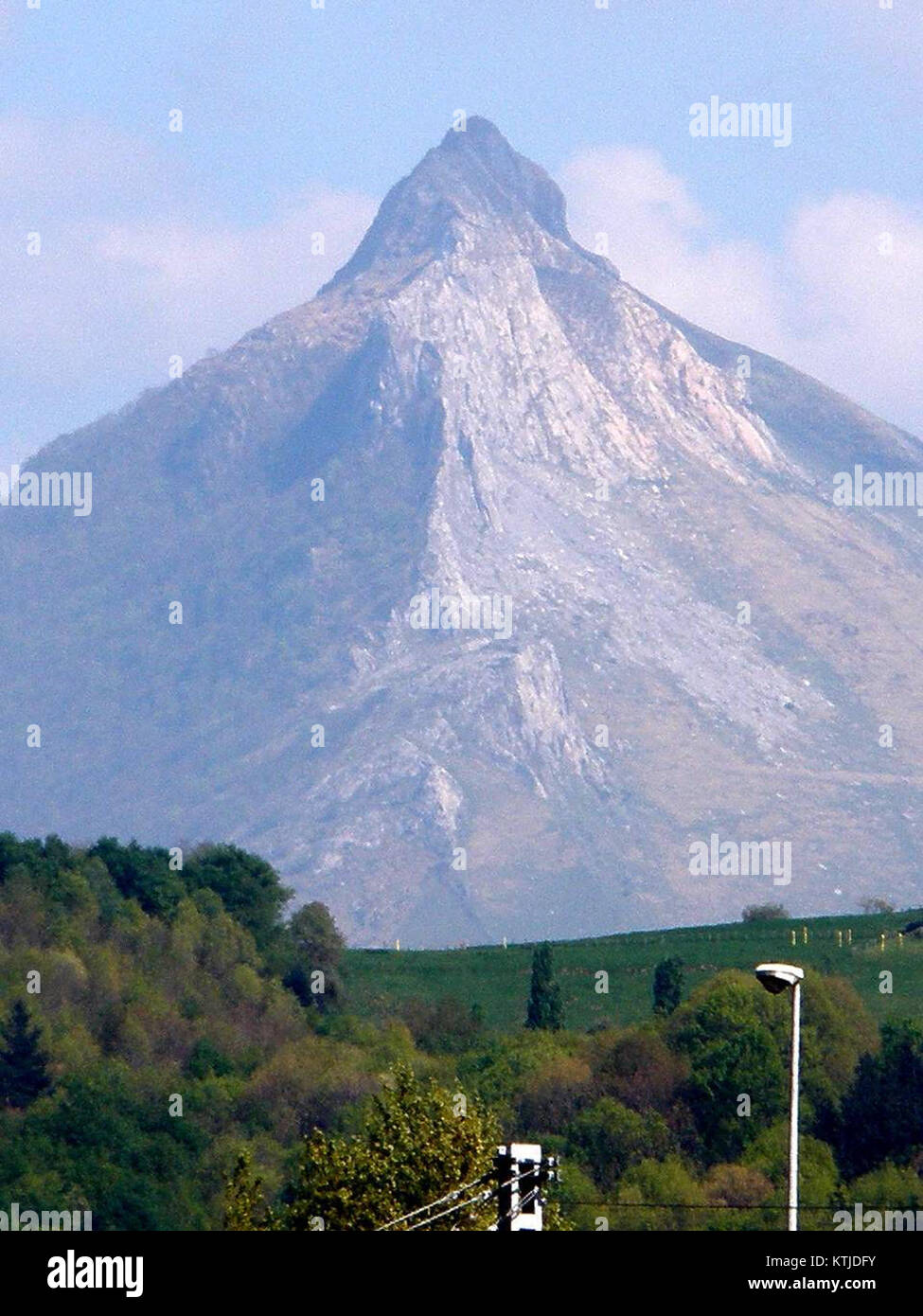 Beasain Txindoki est une montagne du pays basque en Espagne, connue pour sa forme distinctive et sa présence importante dans le paysage local. C'est une destination populaire pour les randonneurs et les passionnés de nature. Banque D'Images