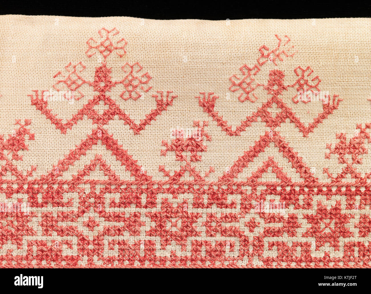 La bordure de rideau de lit de la collection MET présente des détails complexes, mettant en valeur un textile décoratif raffiné d'une période historique spécifique. Il représente le haut savoir-faire utilisé dans la création d'art fonctionnel pour la décoration intérieure pendant son temps. Banque D'Images