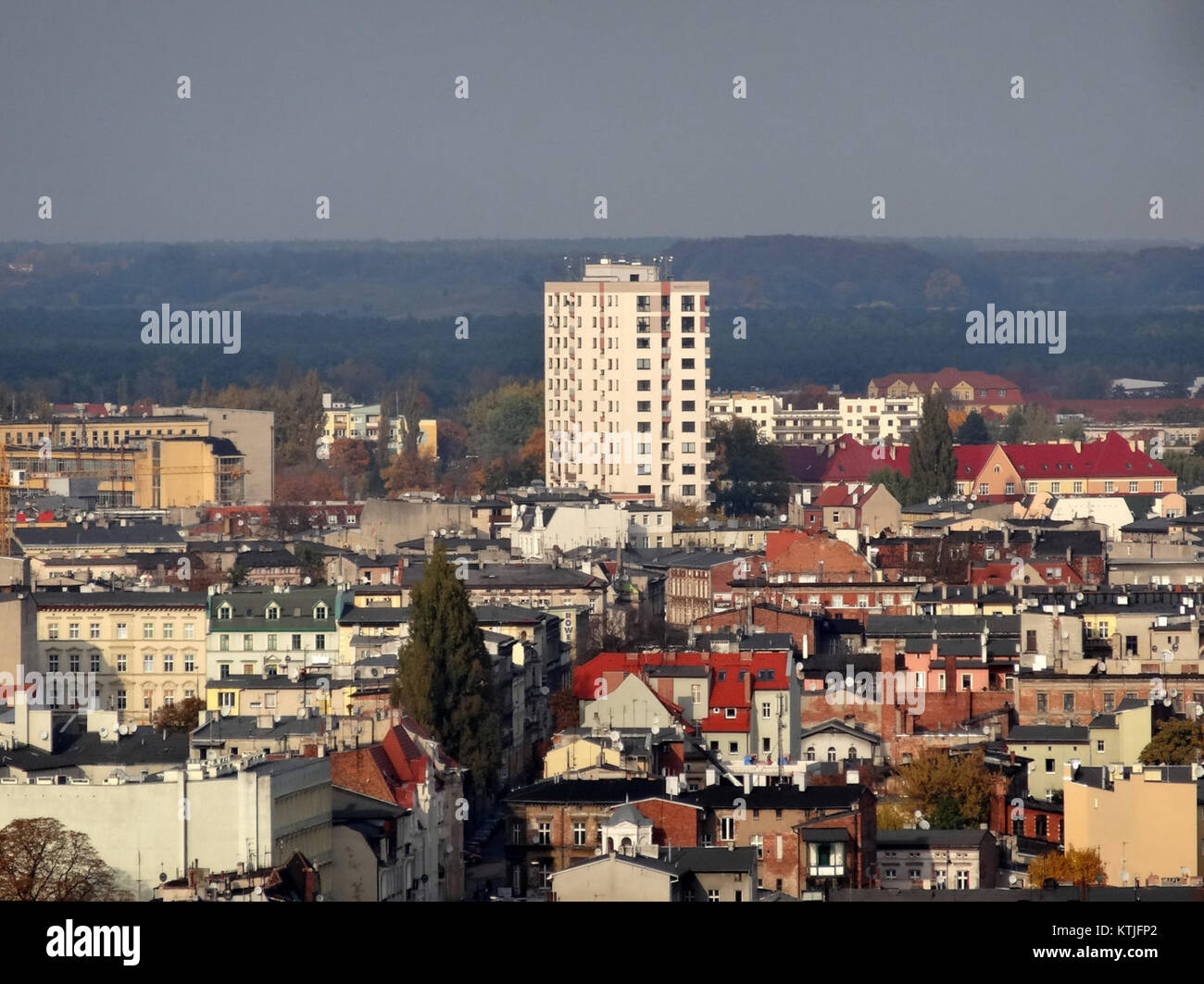 Ce titre fait référence à une photographie ou à une vue architecturale d'un bâtiment ou d'une structure prise dans les pays nordiques, plus précisément à partir de l'année 2013. L'image peut présenter un design urbain ou des caractéristiques paysagères typiques de l'architecture nordique. Banque D'Images