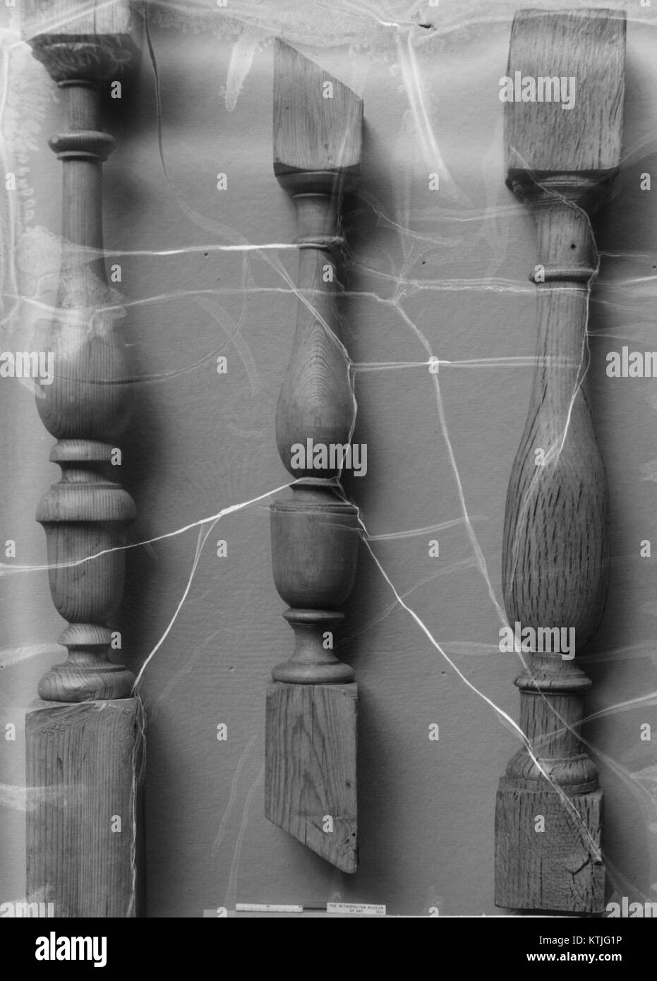 Le balustre montré est un élément architectural décoratif, souvent utilisé dans la conception de garde-corps ou de colonnes, trouvé dans la collection du Metropolitan Museum of Art. Banque D'Images