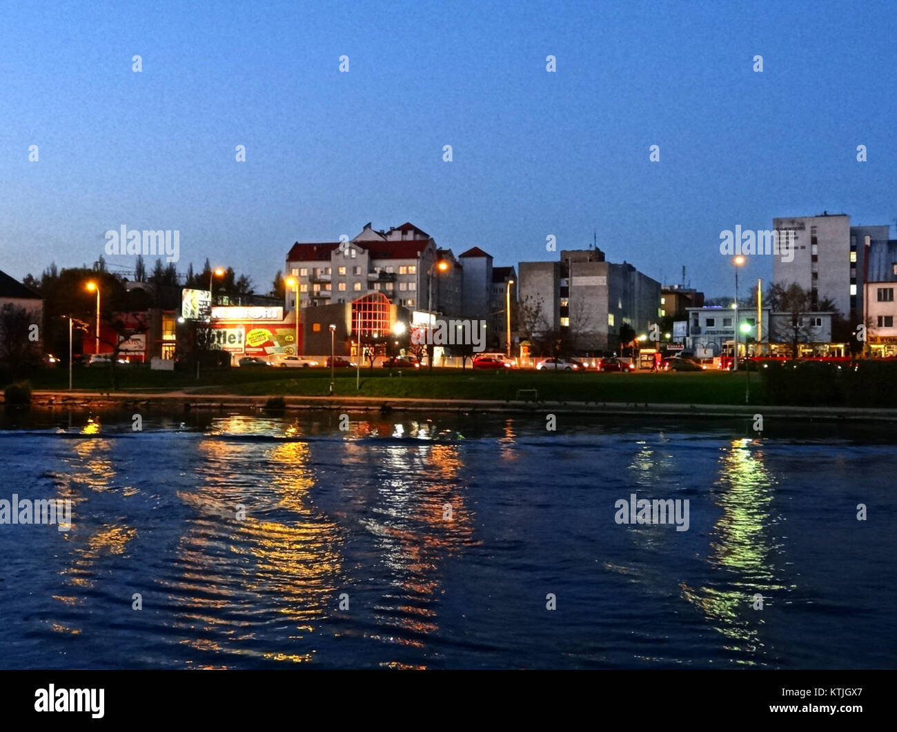 Cette image capture la rue BrdakLuczniczki en Pologne le 18 octobre 2013, montrant le paysage urbain et l'architecture environnante. La scène reflète le développement dynamique et le style architectural de la ville. Banque D'Images