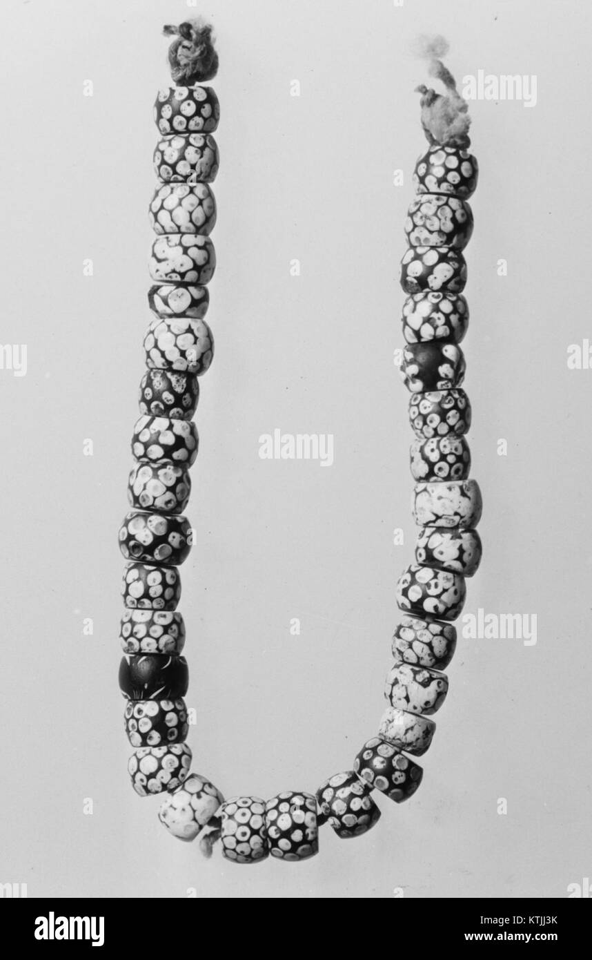 Cette collection de perles du Metropolitan Museum of Art comprend 33 pièces individuelles qui présentent des dessins complexes et une signification culturelle de diverses régions. Banque D'Images