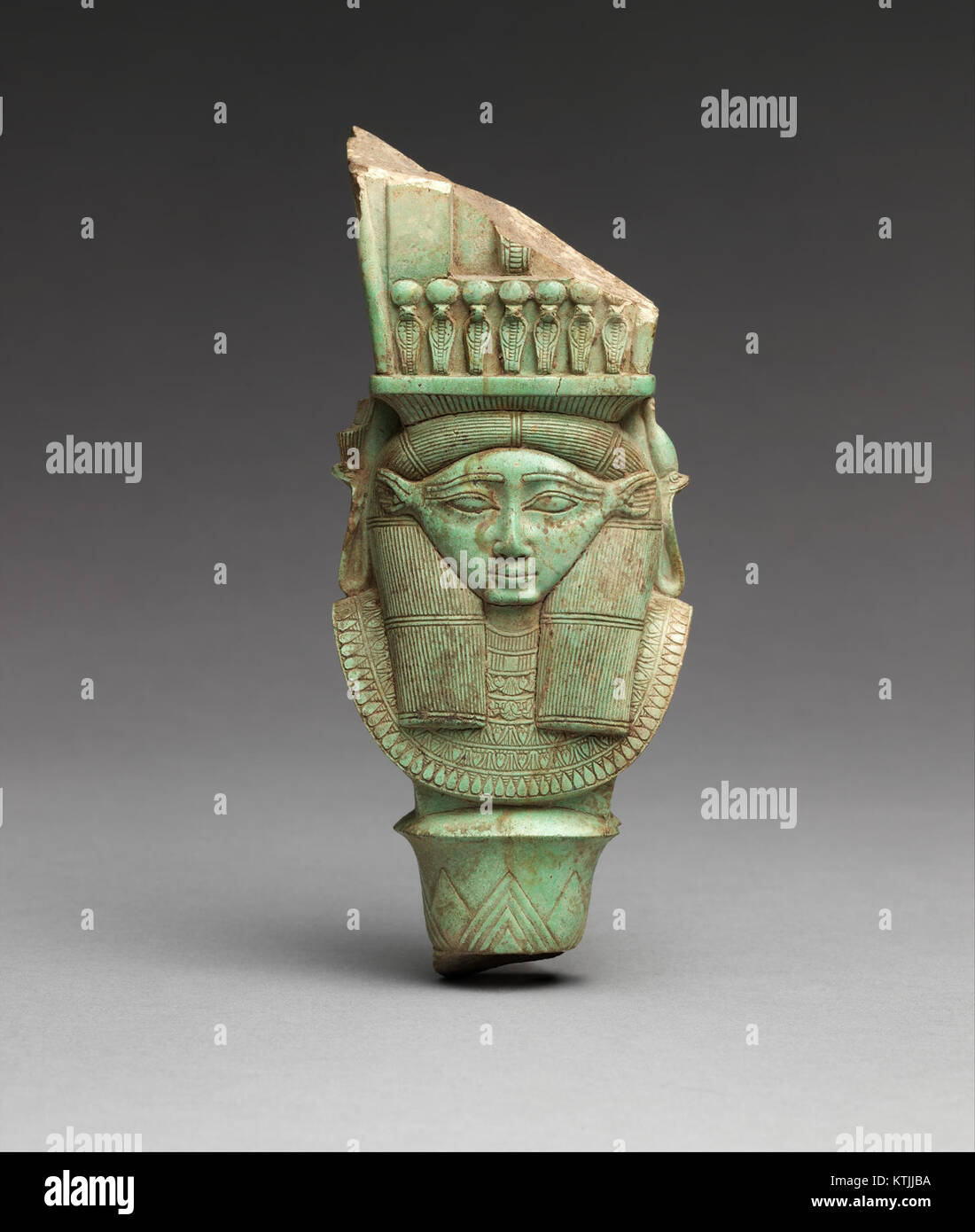 L'emblème de Bat Hathor d'un sistrum, qui fait partie de la collection MET, est un exemple significatif d'instruments de musique égyptiens et de symbolisme religieux, associé à la déesse Hathor. Banque D'Images