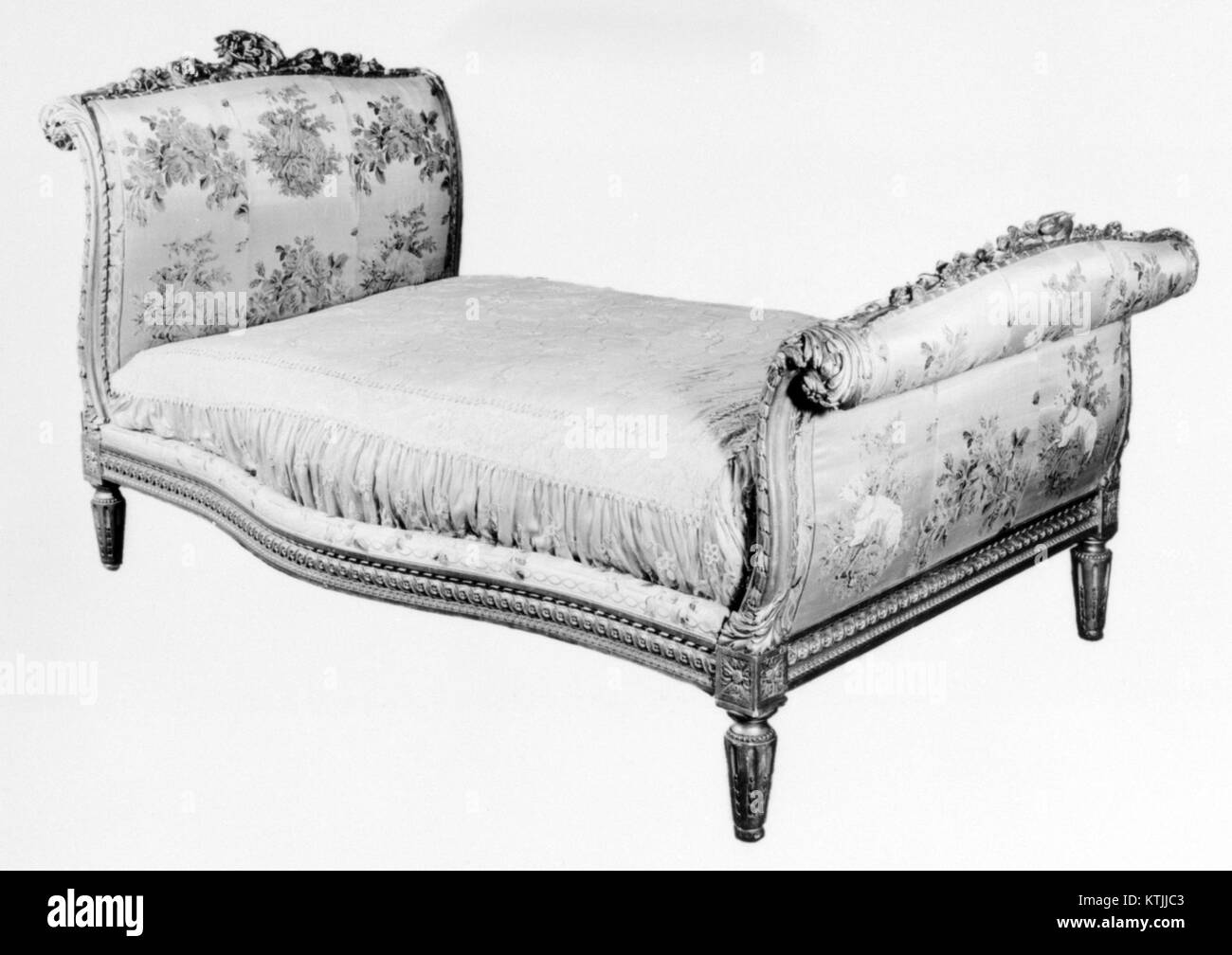 Le lit, catalogué sous MET 194837, fait partie de la collection du Metropolitan Museum, probablement une pièce antique ou historique, mettant en valeur le design et l'artisanat de son époque. Banque D'Images