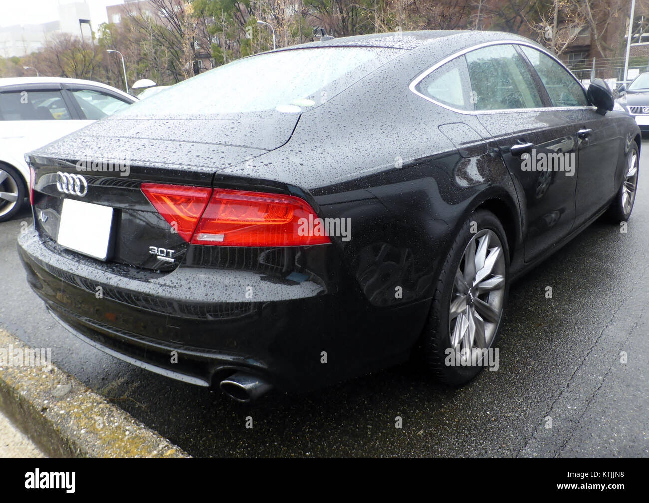 L’Audi A7 3.0T quattro est une berline sport de luxe à transmission intégrale. La vue arrière met en valeur le design élégant du carâ€™, y compris sa forme aérodynamique et ses caractéristiques distinctives de feux arrière, soulignant ses performances et ses caractéristiques de luxe. Banque D'Images