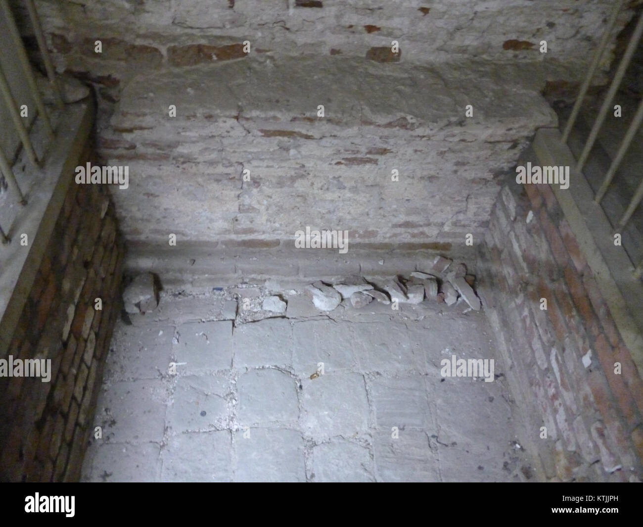 La cathédrale de la Dormition d'Astrakhan présente des briques anciennes qui soulignent son importance architecturale et sa valeur historique en Russie. Banque D'Images