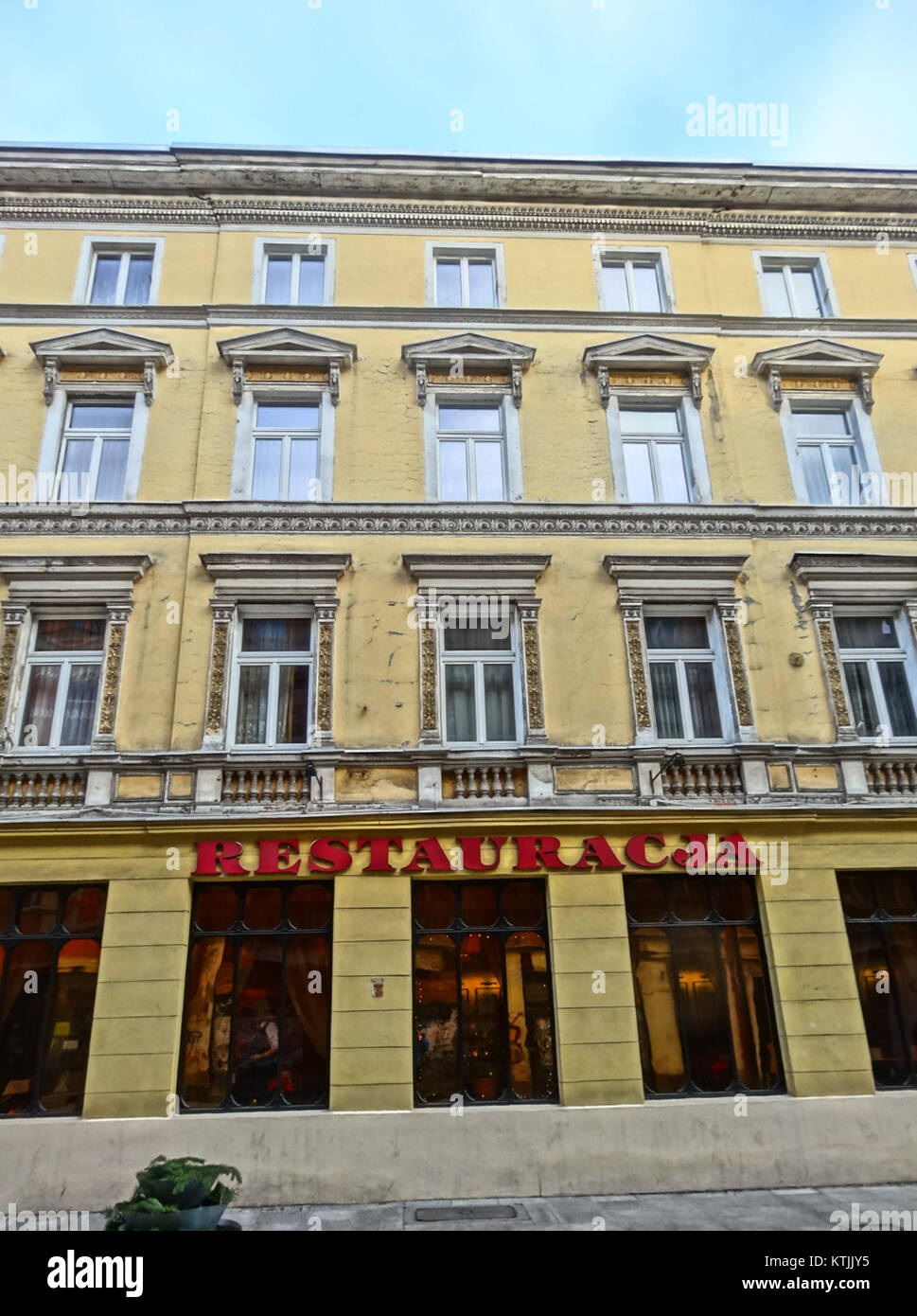 BDG Hotel Ratuszowy, situé à l'adresse Ratuszowy 2, est un hôtel de Bydgoszcz, Pologne, offrant hébergement et services aux voyageurs. C’est un établissement remarquable dans le secteur hôtelier de la ville. Banque D'Images