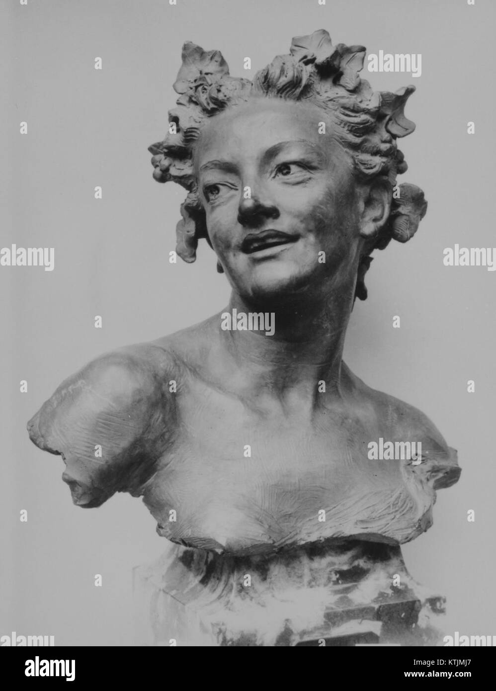 Sculpture classique intitulée *Bacchante avec feuilles de vigne*, faisant partie de la collection du Metropolitan Museum of Artâ€™s. La sculpture représente une figure féminine de la mythologie antique, ornée de feuilles de vigne, symbolisant la fertilité et la culture du vin. Banque D'Images