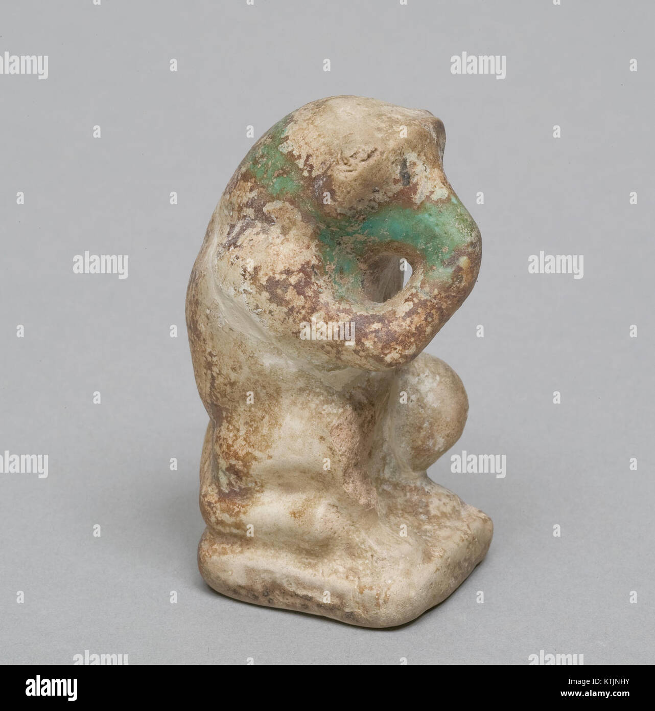 Cette figure de babouin, logée au Metropolitan Museum of Art, est un artefact culturel important. Il représente une œuvre d'art ancienne ou historique importante, symbolisant souvent des thèmes dans les relations humaines et animales. Banque D'Images