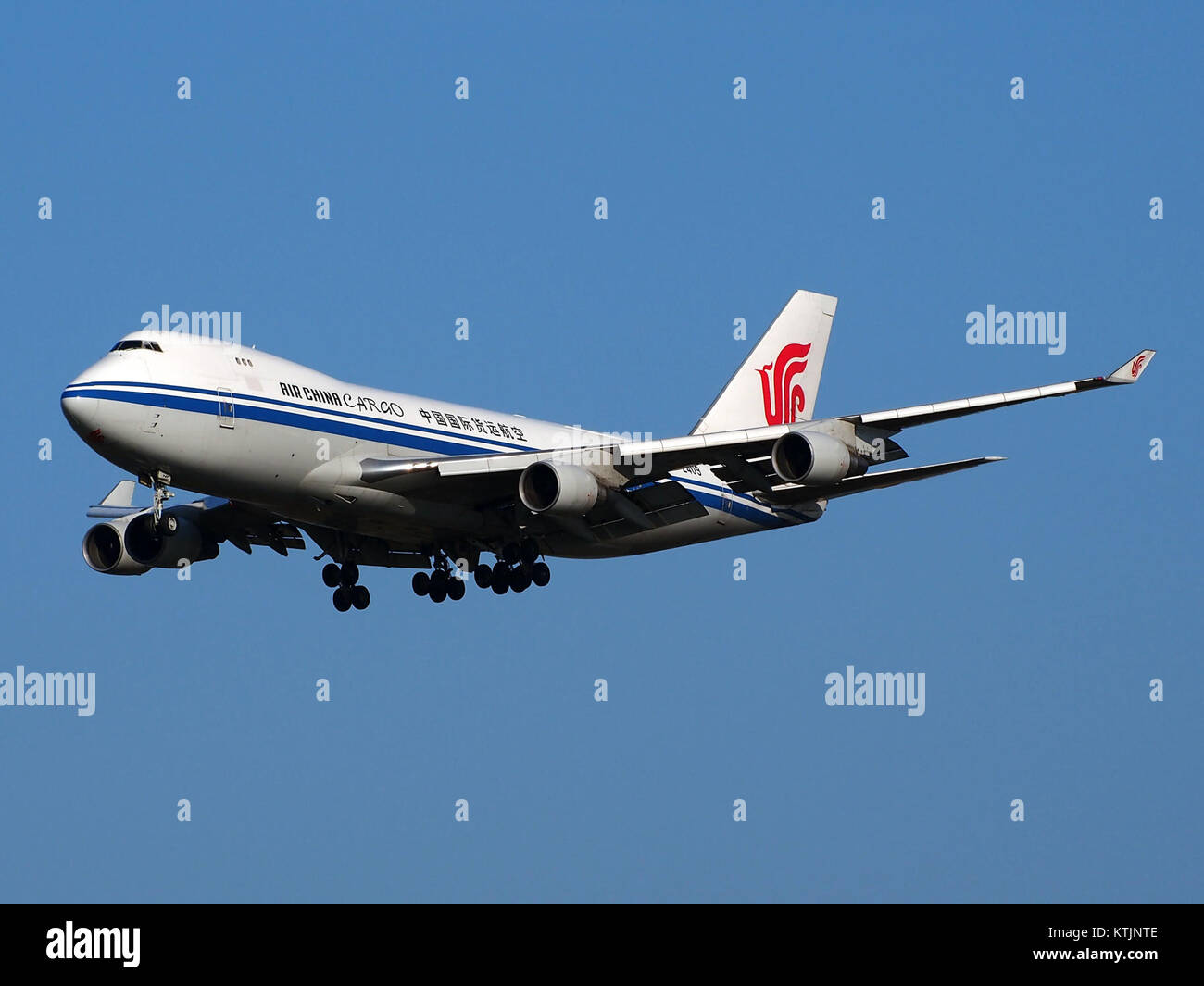 Le Boeing 747-412F d'Air China Cargo immatriculé B 2409, un avion cargo, est vu atterrir à l'aéroport de Schiphol (AMS EHAM) aux pays-Bas. Cet aéronef spécifique est identifié par son numéro de construction (cn) 26560. Banque D'Images
