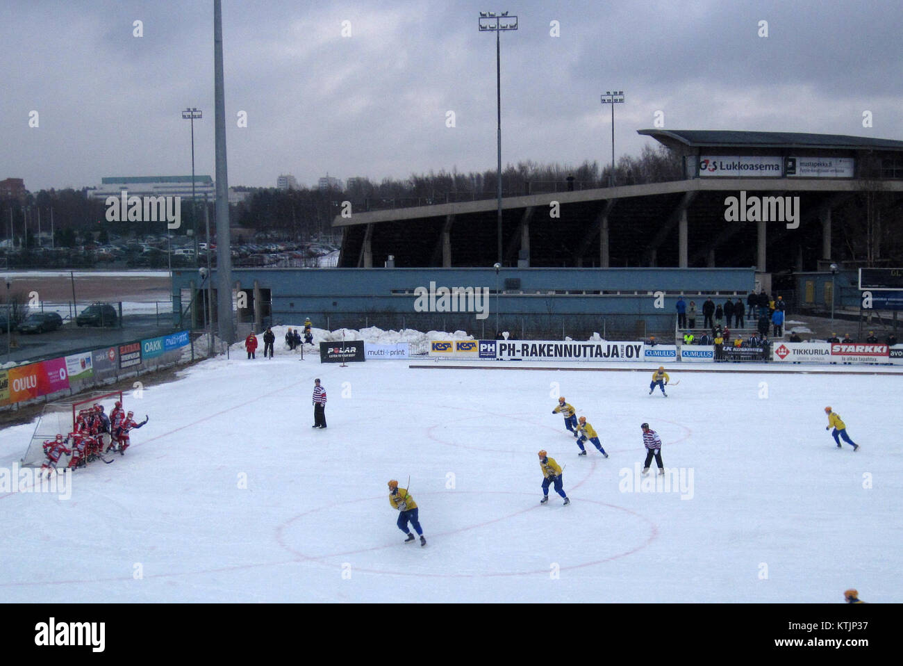 La finale Bandyliiga 2014 à Oulu, en Finlande, marque un moment clé du bandy finlandais, un sport d'hiver similaire au hockey sur glace. La finale met en vedette les meilleures équipes en compétition pour le championnat national. Banque D'Images