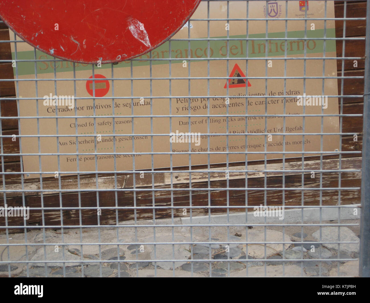 Barranco del Infierno, situé sur l'île Canaries de Tenerife, est une destination de randonnée populaire. Cette image fournit une vue détaillée de la section fermée du sentier, qui est maintenant restreinte pour des raisons de sécurité. Banque D'Images