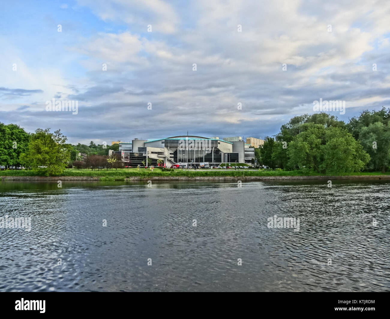 Hala Luczniczka à Bydgoszcz, en Pologne, est un lieu sportif et événementiel de premier plan. Cette image capture probablement la salle lors d'un événement de 2014, montrant son importance en tant que centre culturel et sportif dans la région. Banque D'Images Hala Luczniczka à Bydgoszcz, en Pologne, est un lieu sportif et événementiel de premier plan. Cette image capture probablement la salle lors d'un événement de 2014, montrant son importance en tant que centre culturel et sportif dans la région. Banque D'Images