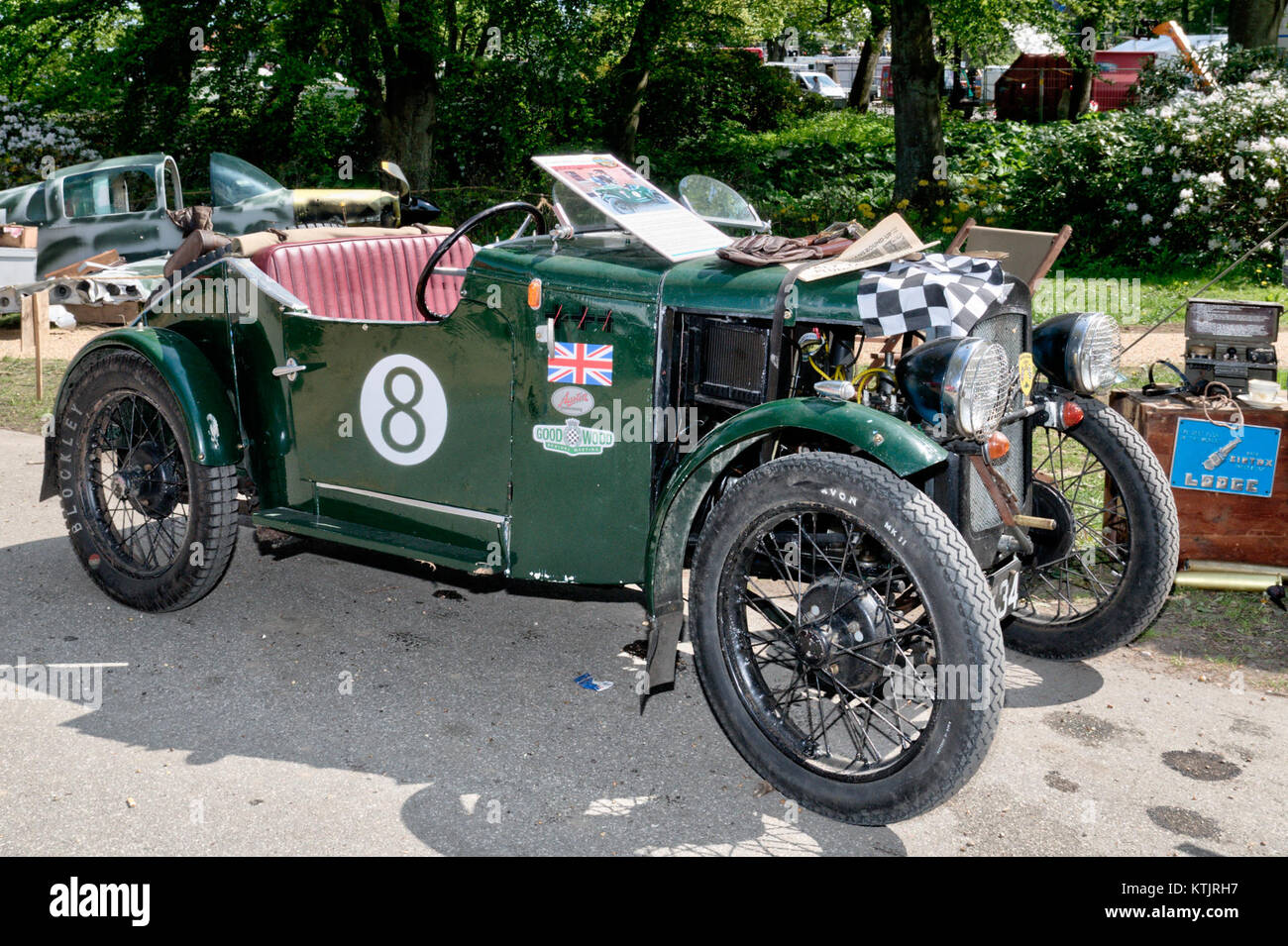 L'Austin Seven Tourer 1934 est une voiture britannique classique, qui fait partie de la gamme Austin Motor Company. Ce modèle, connu pour son design compact et sa polyvalence, était largement populaire à son époque pour un usage personnel et familial. Banque D'Images