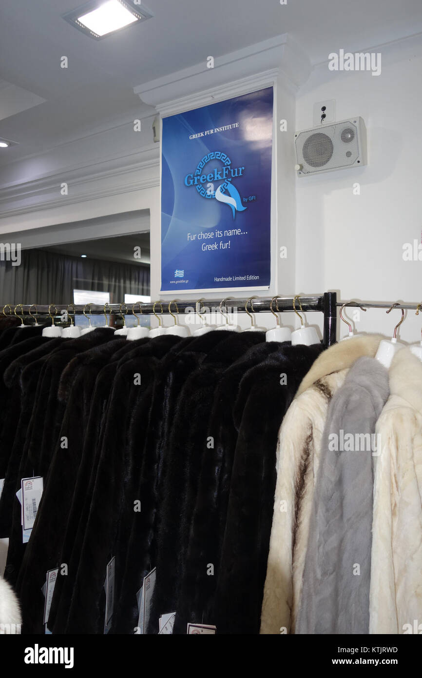 En mai 2014, des fourreurs de Kastoria, en Grèce, tels que Papadopoulos et PKZ Furs sa, ont présenté leur savoir-faire dans la production de fourrures. Kastoria est connue pour sa longue histoire de l'industrie de la fourrure, fournissant des vêtements de fourrure de haute qualité pour les marchés nationaux et internationaux. Banque D'Images